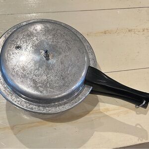 Sturdy Aluminum Pressure Cooker with Black Handle